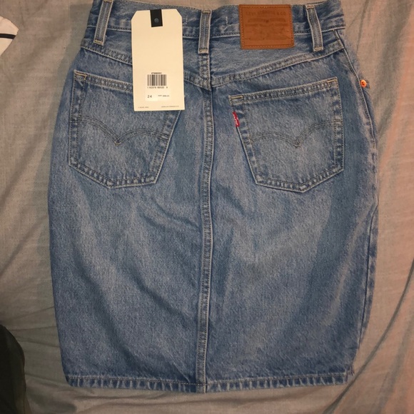 SOLD Levi’s button down blue denim Mom skirt - Picture 4 of 4